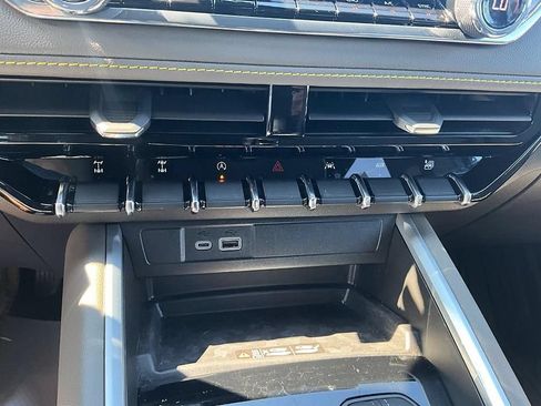Used 2025 Chevrolet Colorado ZR2 w/ Technology Package AWD/4WD image 23
