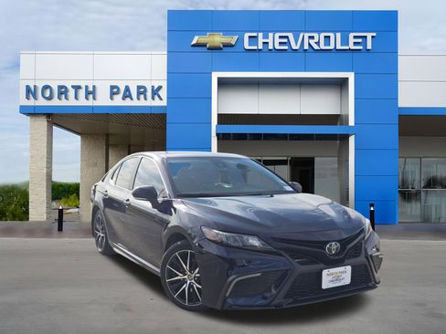Used 2022 Toyota Camry SE FWD image 1