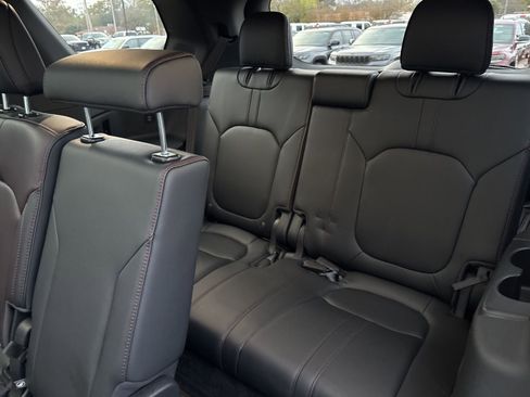 Used 2025 Honda Pilot Black Edition image 13