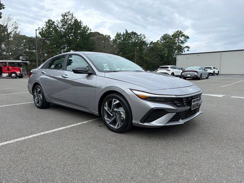 Used 2025 Hyundai Elantra Sport FWD image 4
