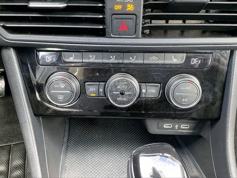 Used 2024 Volkswagen Jetta SE FWD image 18