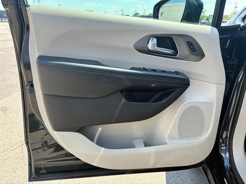 Used 2019 Chrysler Pacifica Limited FWD image 10