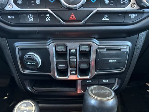 Used 2020 Jeep Gladiator Overland AWD/4WD image 16