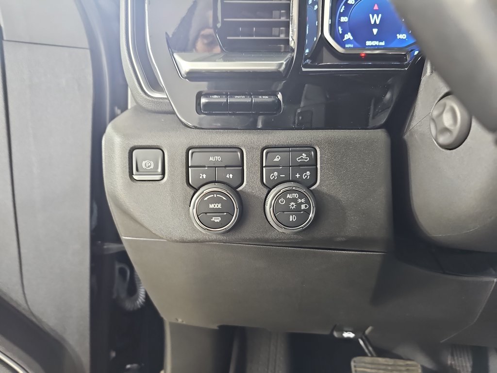 Certified 2022 Chevrolet Silverado 1500 LTZ w/ Technology Package AWD/4WD image 31