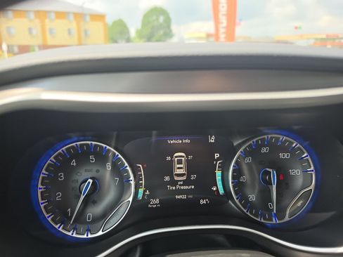 Used 2023 Chrysler Pacifica Touring-L FWD image 23
