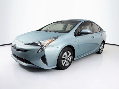 Used 2017 Toyota Prius Two w/ Prius Two Safety Plus Package FWD image 3