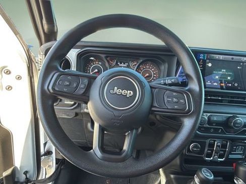 Used 2025 Jeep Gladiator Nighthawk image 11