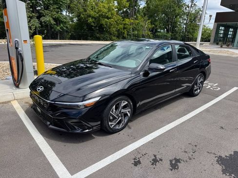 Used 2025 Hyundai Elantra SEL FWD image 2