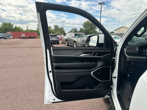 Used 2022 Jeep Wagoneer Series II w/ Flexible Seating Group AWD/4WD image 11