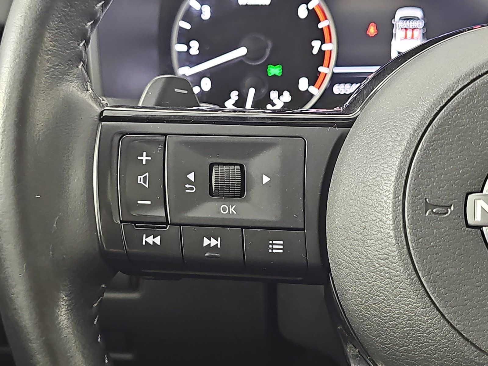 Used 2023 Nissan Rogue SV w/ SV Premium B Package FWD image 17