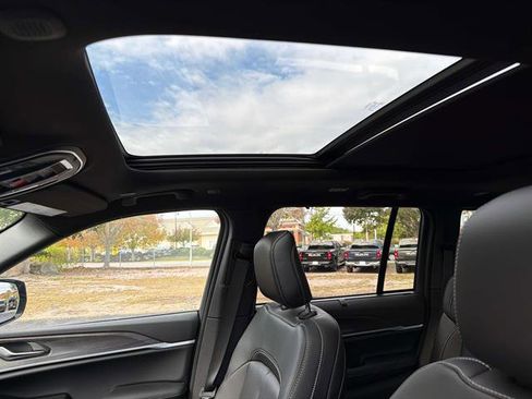 New 2025 Jeep Grand Cherokee Limited w/ Luxury Tech Group II image 8