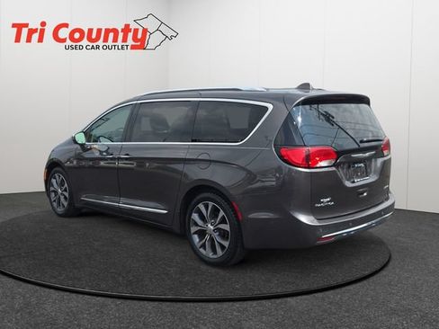 Used 2017 Chrysler Pacifica Limited w/ Advanced Safetytec Group FWD image 6