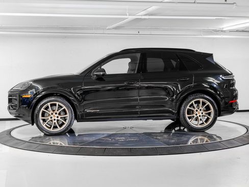Certified 2026 Porsche Cayenne AWD/4WD image 2