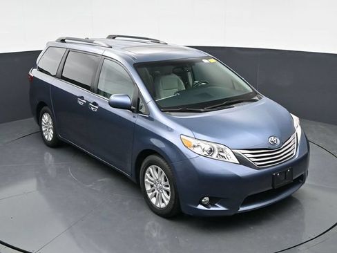 Used 2017 Toyota Sienna XLE FWD image 30