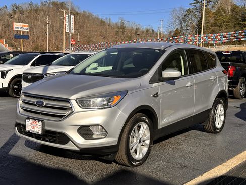 Used 2019 Ford Escape SE image 2