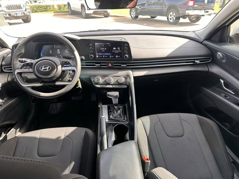 Used 2025 Hyundai Elantra SE image 16