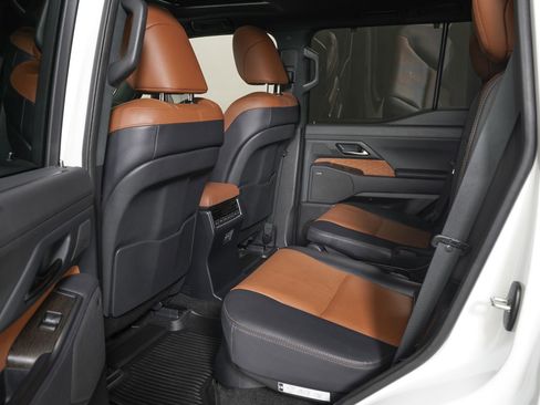 Used 2025 Lexus GX 550 w/ Accessory Package (2T) image 16