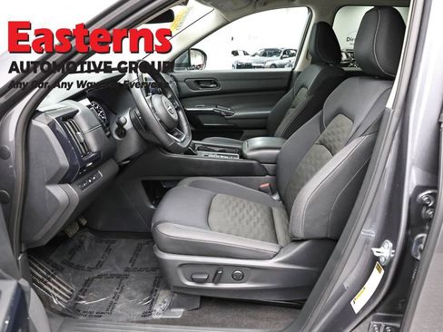 Used 2025 Nissan Pathfinder SV FWD image 14