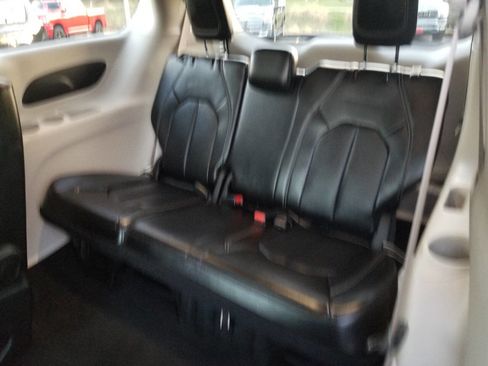 Certified 2024 Chrysler Pacifica Touring-L image 15