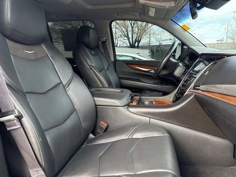 Used 2016 Cadillac Escalade Luxury image 8
