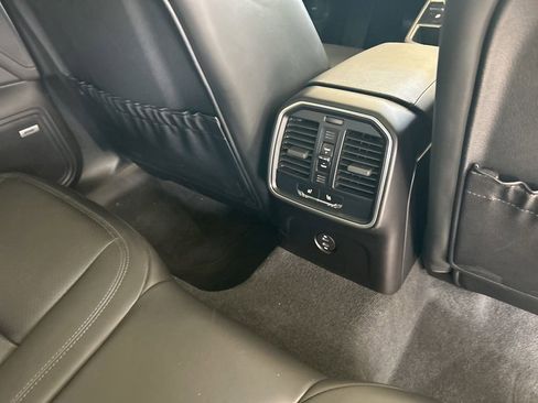 Used 2022 Porsche Macan image 27