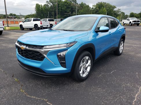 New 2026 Chevrolet Trax LS w/ LS Convenience Package FWD image 2
