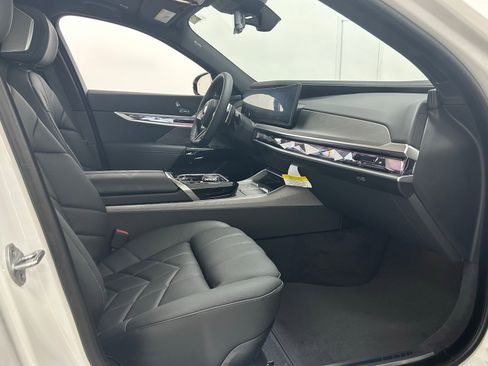 Used 2025 BMW 760i xDrive w/ Executive Package image 40
