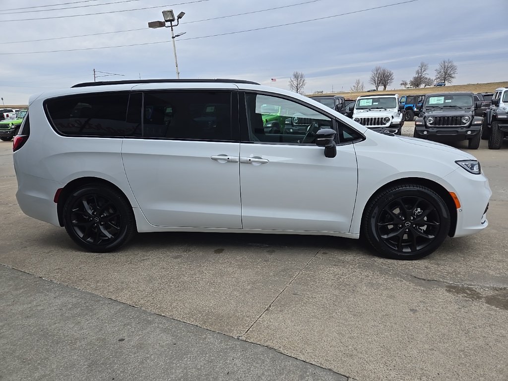 New 2026 Chrysler Pacifica Select w/ S Appearance Package FWD image 14