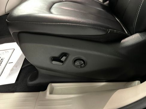 Used 2024 Chrysler Pacifica Touring-L image 13