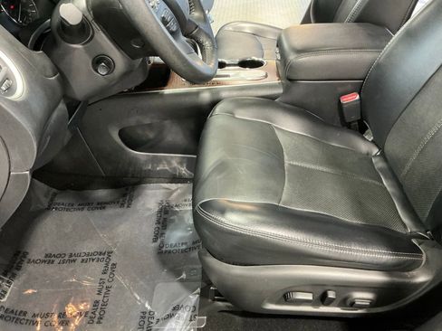 Used 2020 Nissan Pathfinder Platinum FWD image 17