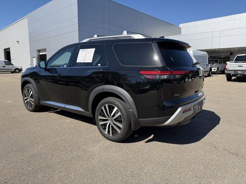 Used 2023 Nissan Pathfinder Platinum w/ Cargo Package AWD/4WD image 4