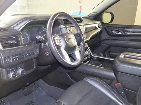 Used 2021 GMC Yukon Denali image 2