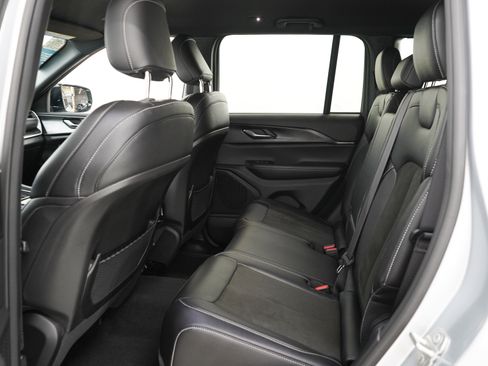 Used 2023 Jeep Grand Cherokee Altitude image 15