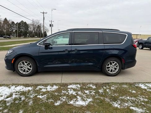 Used 2022 Chrysler Pacifica Touring-L image 4