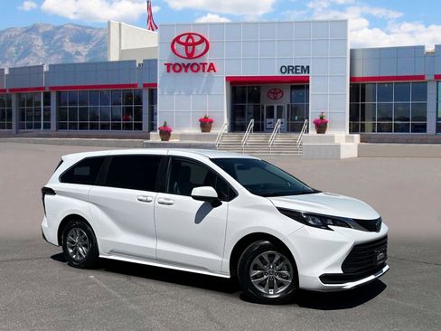 Used 2025 Toyota Sienna LE FWD image 1