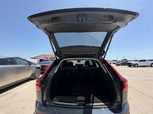 Used 2023 Volvo XC60 B5 Core w/ Climate Package AWD/4WD image 3