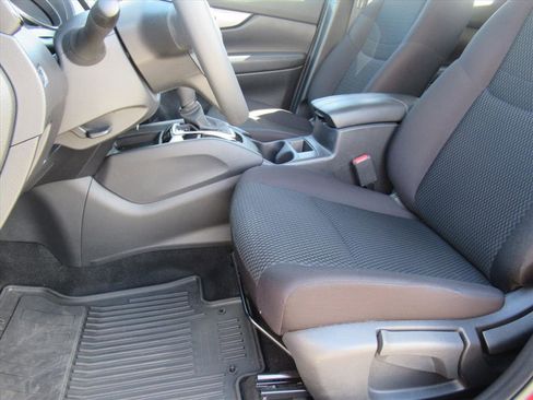 Used 2020 Nissan Rogue Sport S image 16