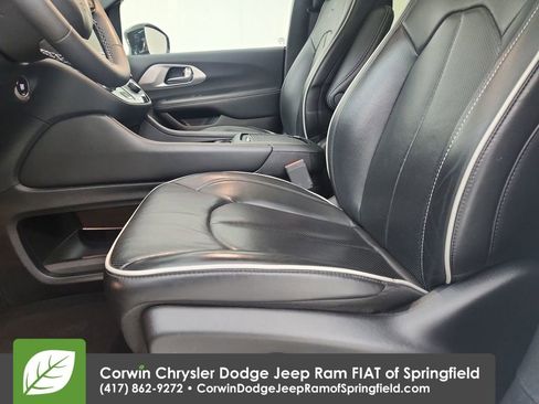Used 2025 Chrysler Pacifica Limited FWD image 20
