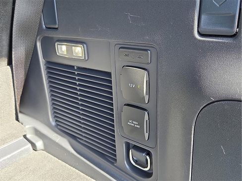 Used 2025 Ford Expedition Platinum image 11