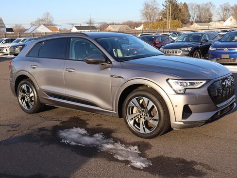 Used 2021 Audi e-tron Premium w/ Convenience Plus Package image 3