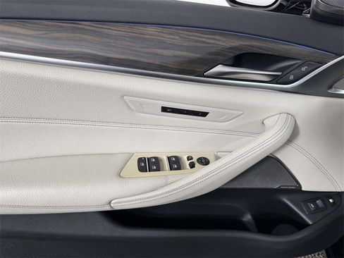 Used 2021 BMW 530e xDrive w/ Premium Package image 18