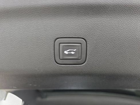 Used 2025 GMC Yukon Denali Ultimate AWD/4WD image 34