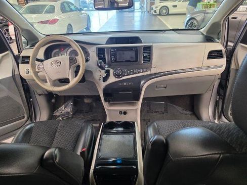 Used 2012 Toyota Sienna SE FWD image 9