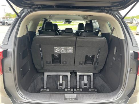 Used 2025 Kia Carnival FWD image 17
