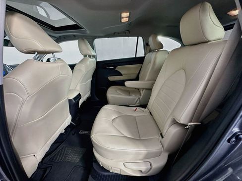 Used 2025 Toyota Highlander XLE AWD/4WD image 23