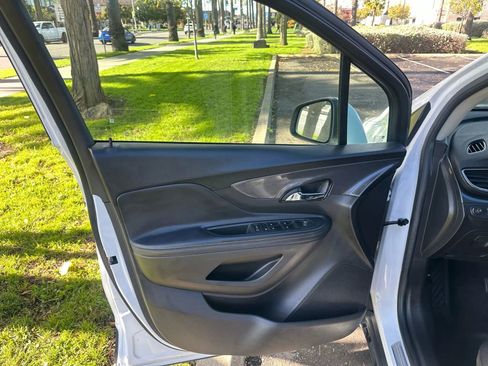 Used 2020 Buick Encore Preferred image 17