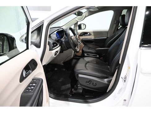 Used 2024 Chrysler Pacifica Touring-L FWD image 13