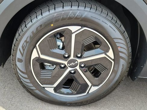 Certified 2024 Kia Niro EX FWD image 6