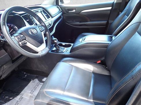 Used 2016 Toyota Highlander XLE w/ Four Season Floor Mat Package AWD/4WD image 13