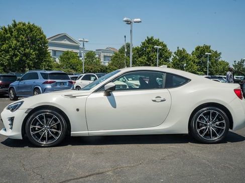 Used 2017 Toyota 86 RWD image 4